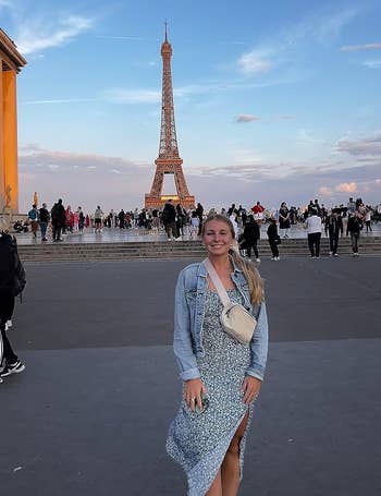 Reviewer wearing the white belt bag in front of the Eiffel Tower
